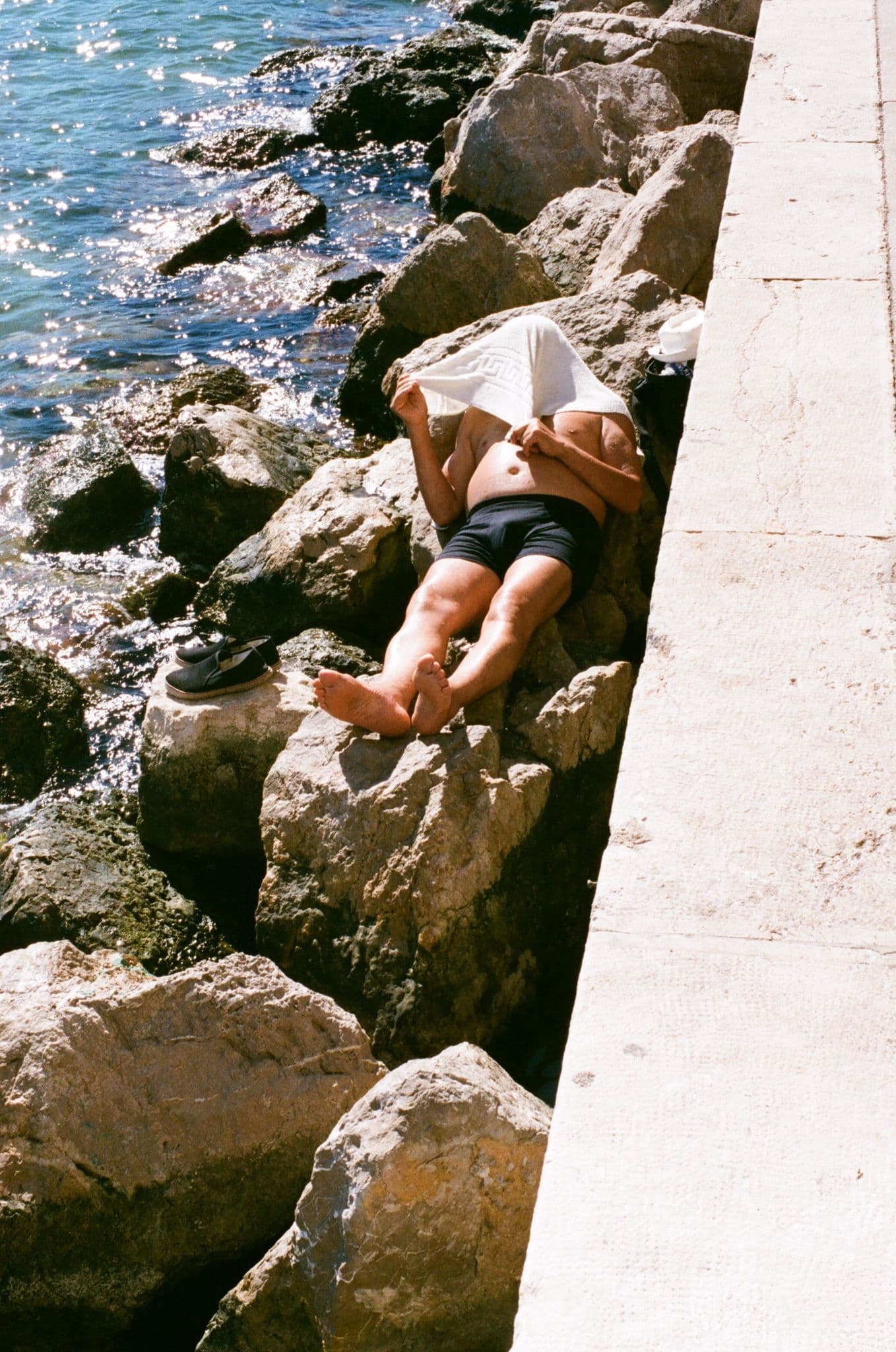 Photographie « La serviette » par Clément Brelet, œuvre en édition limitée, vue 3
